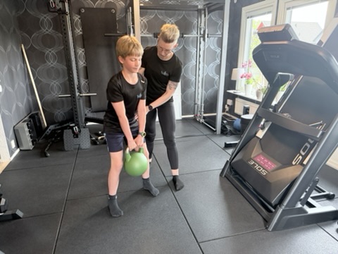 Pernilla tränar med kettlebell tillsammans med Malte
